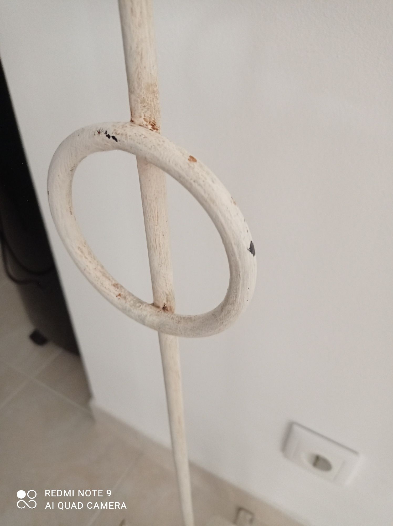 Charriot em ferro furjado pintado de branco