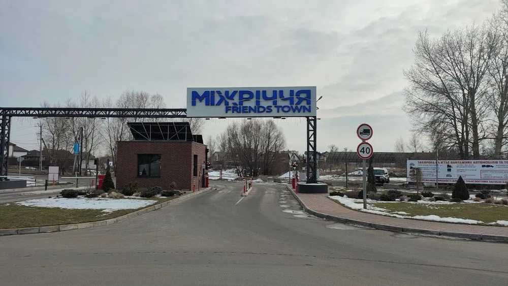 Продам одноповерховий будинок 240 м2 в КМ Міжріччя на березі озера.