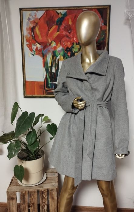 Szary causalowy płaszczyk wiązany w pasie z wełną w składzie Tatuum S