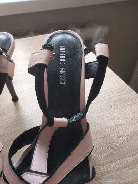 Продам фирменные босоножки!