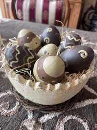 Ceramiczne jajka wielkanocne w ceramicznej donicy Wielkanoc