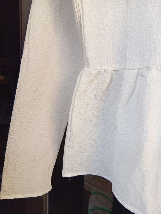 Blusa branca com manga comprida e folho