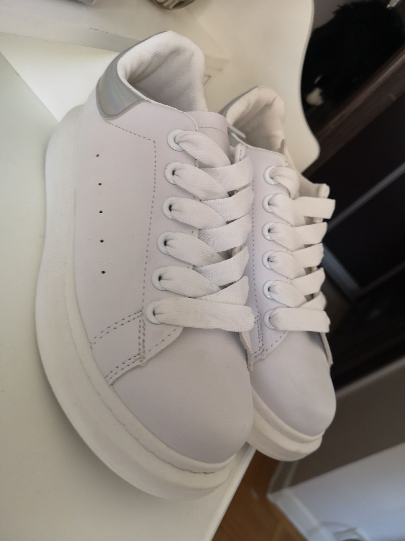 Białe sneakersy 38