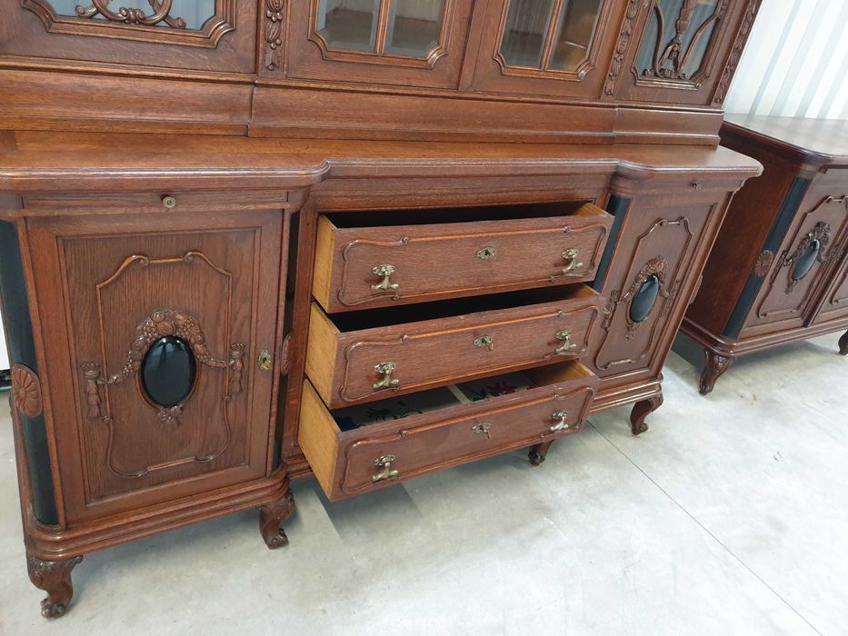 Antyk Ślicznie zdobiony dębowy kredens bufet. Meble z Francji - XIX w