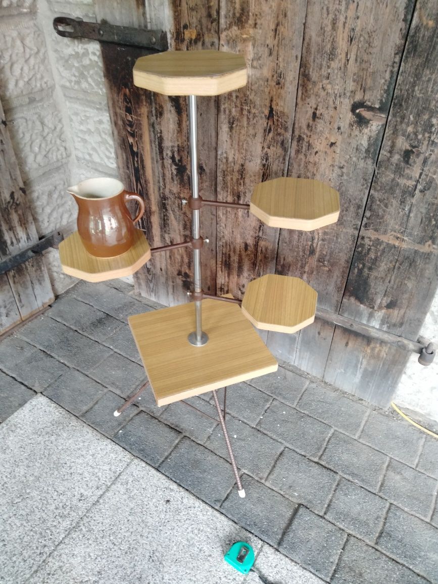 Stary stojak na kwiaty