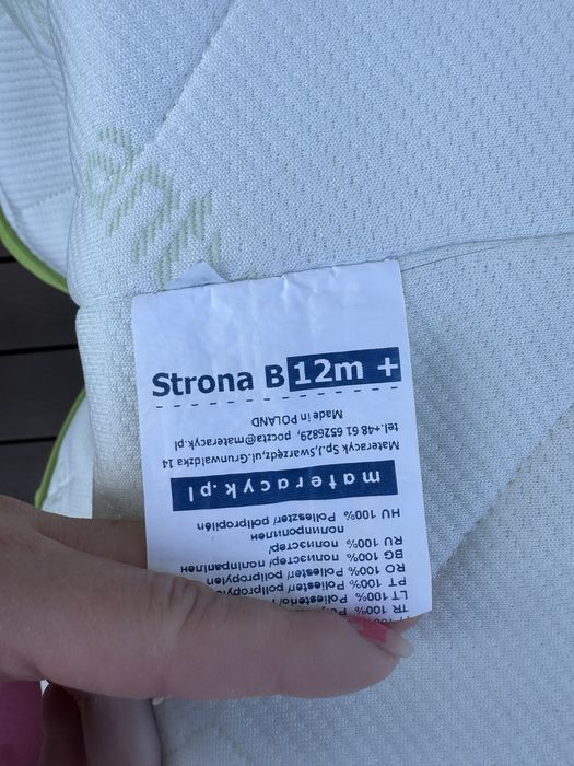 Łóżeczko dziecięce z materecem.