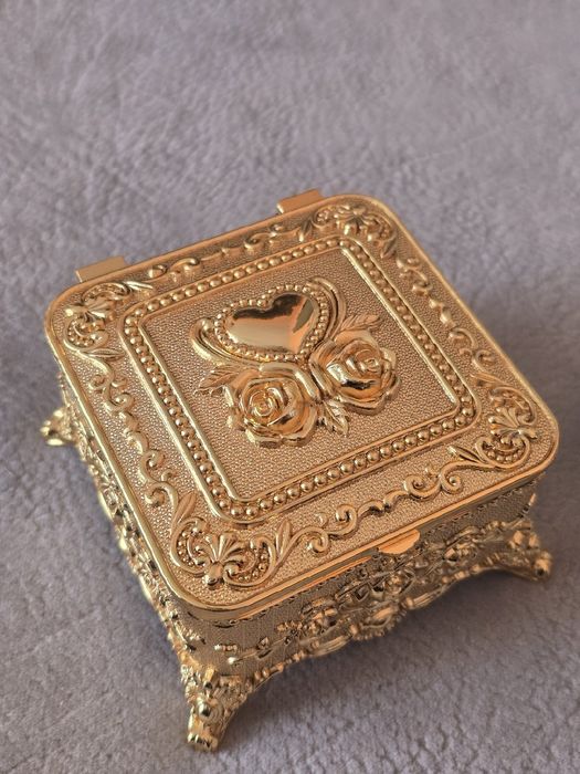 Piękna bogatozdobiona szkatułka metalowa w stylu Faberge Paris.