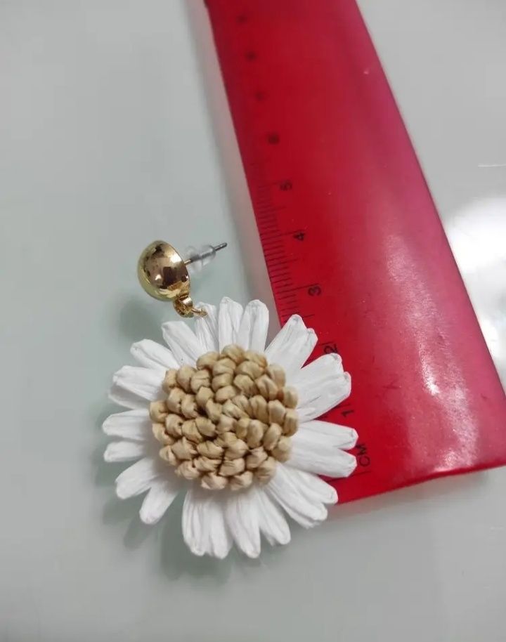 Lekkie śliczne kolczyki na sztyfcie biało beżowe kwiatuszki boho