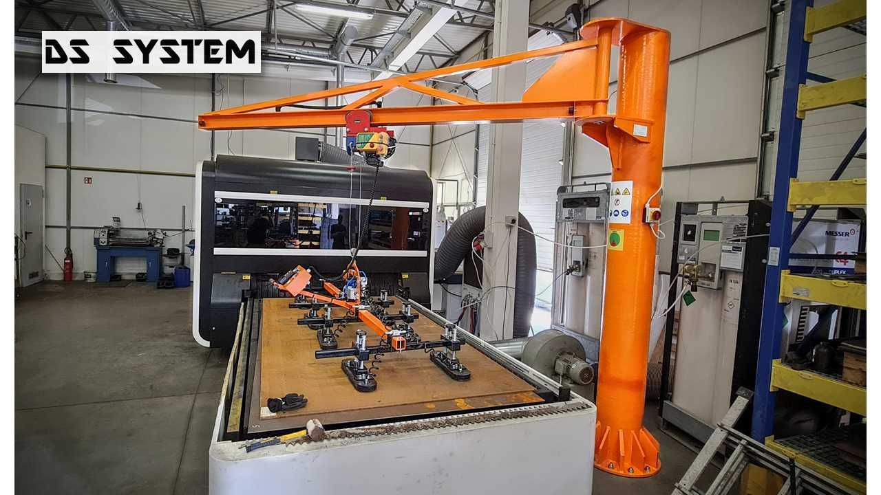 Żuraw stacjonarny obrotowy 500kg z UDT - DS System