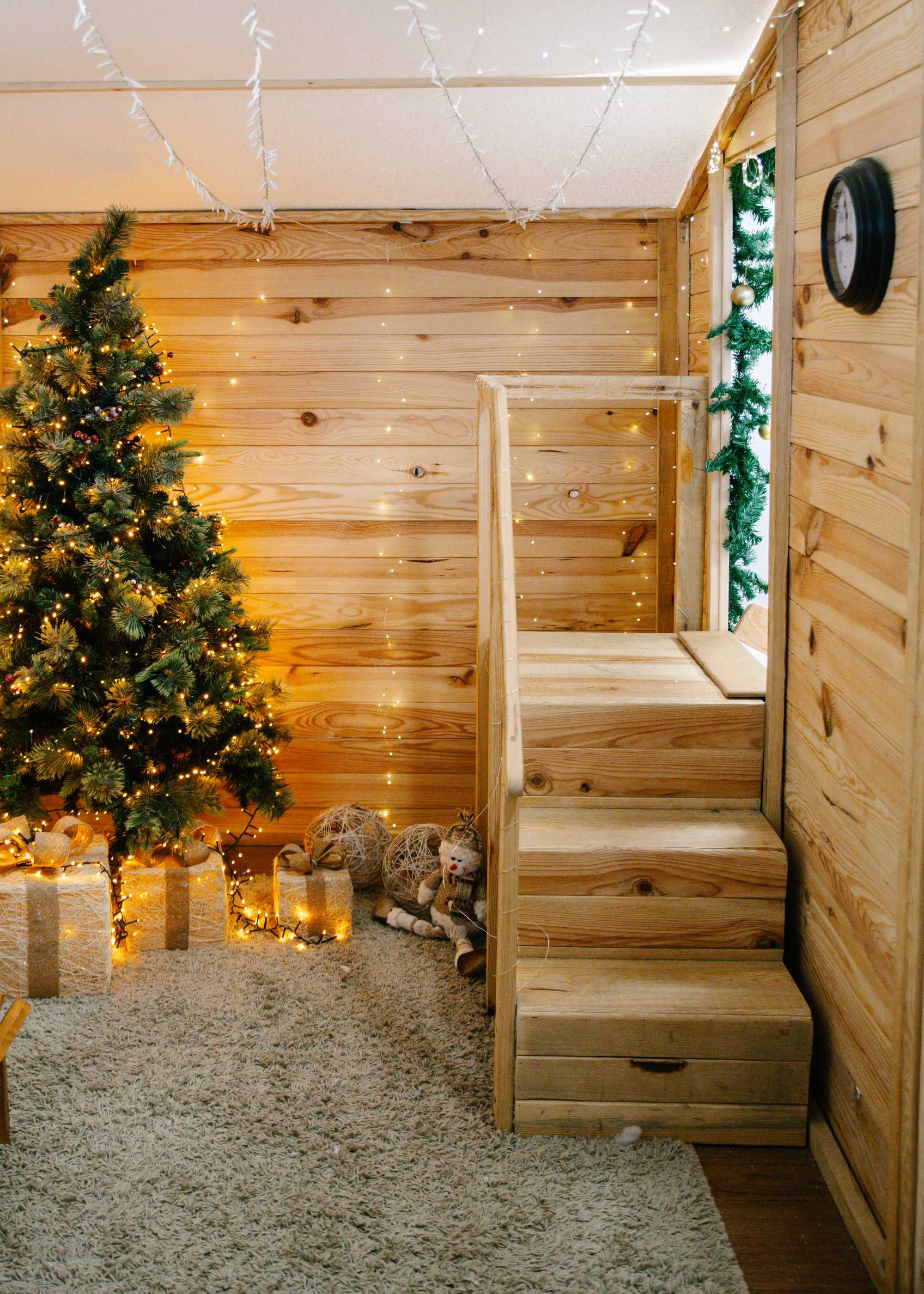 Cenário de Natal - Casa de Madeira com escorrega