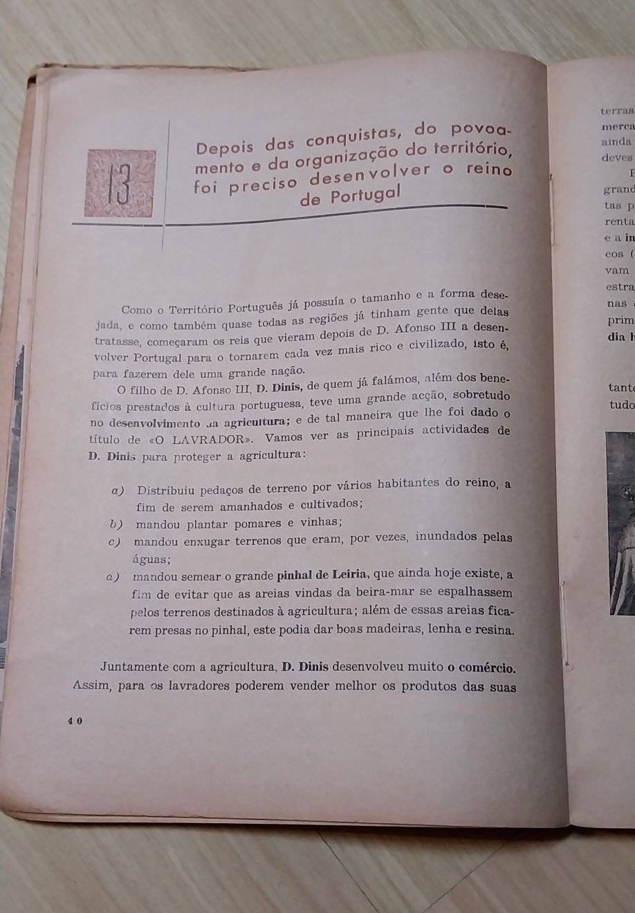 Livro antigo de História de Portugal