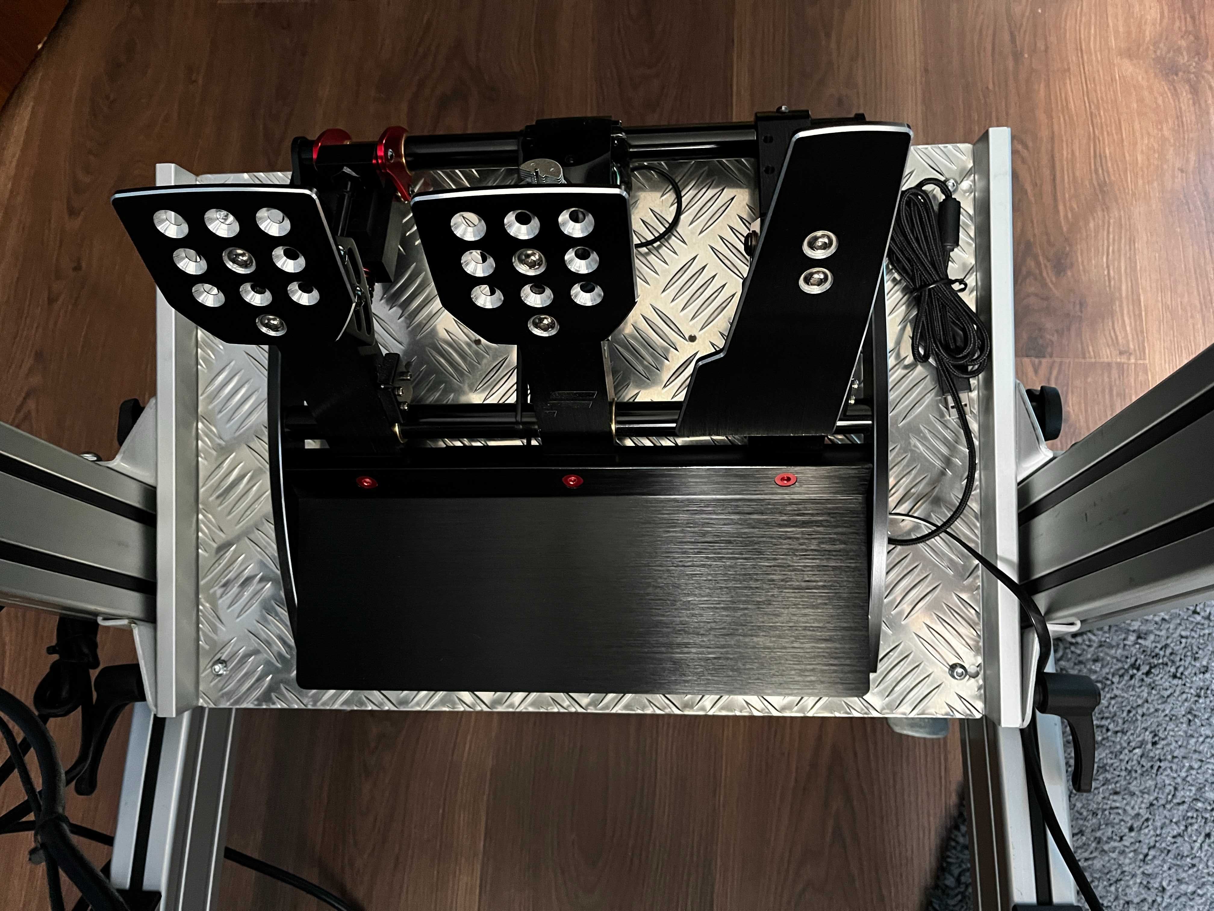 Zestaw Fanatec+stelaż z fotelem+monitor