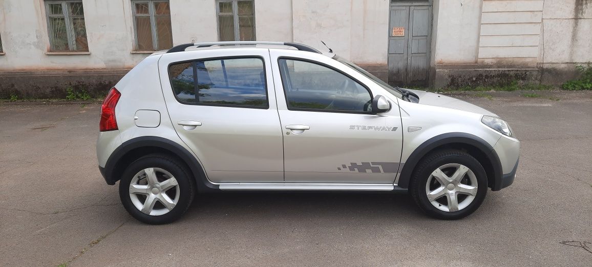 Продам Dacia Sandero StepWay 2011г.в 1.6