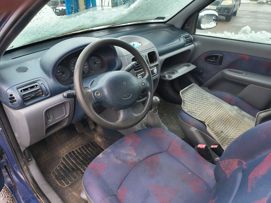 Renault Clio 2000r. 1,2, - na części.