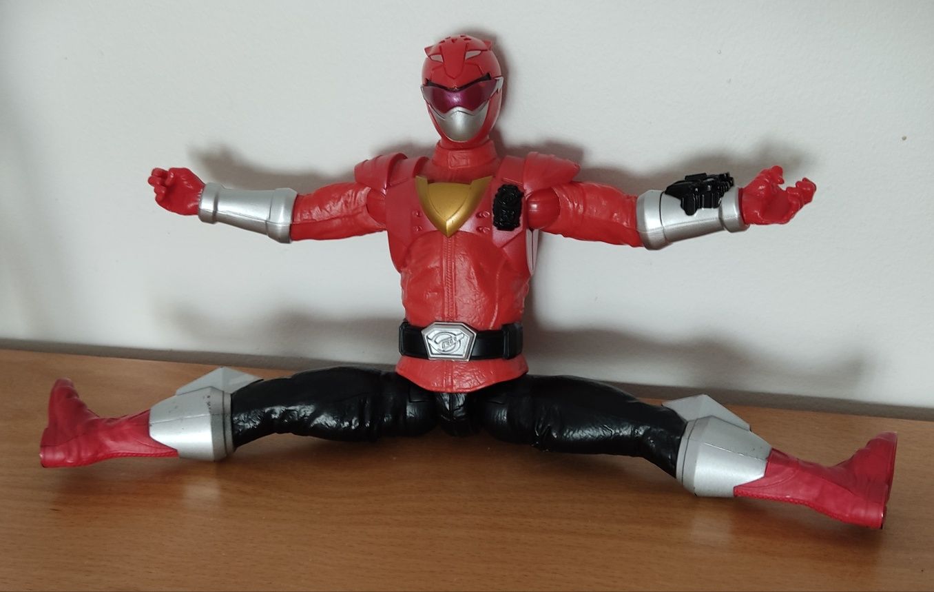 2 bonecos articulados - Ben 10 e Power ranger