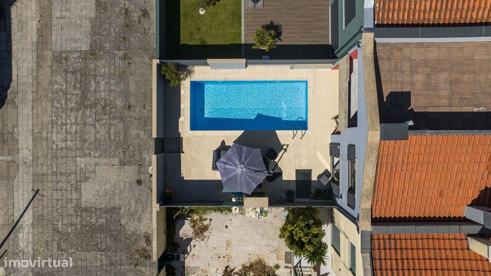 Moradia T4 em banda com piscina na Amorosa