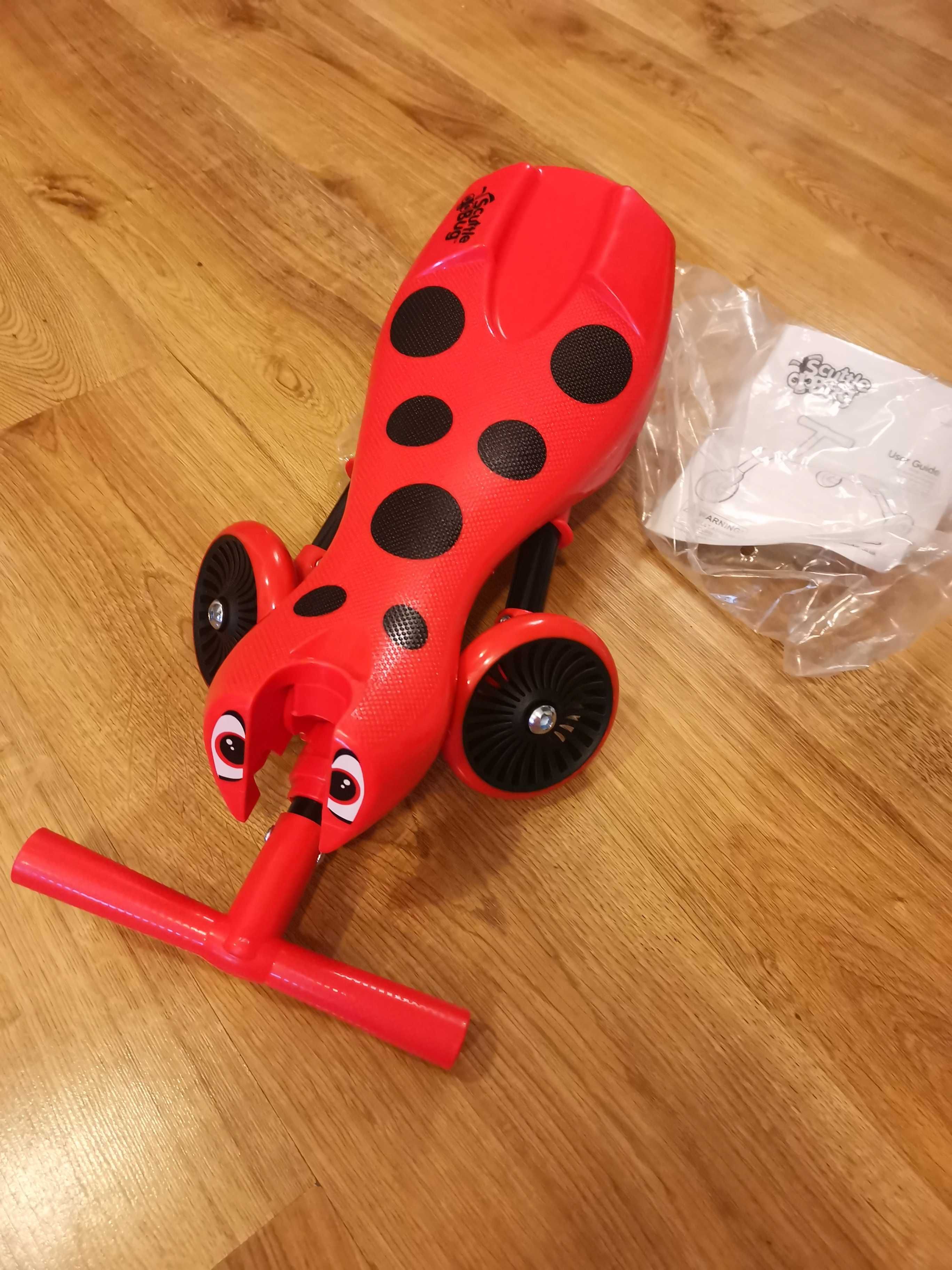 Jeździk trójkołowy Scuttle bugs. Idealny na prezent na dzi n dziecka.