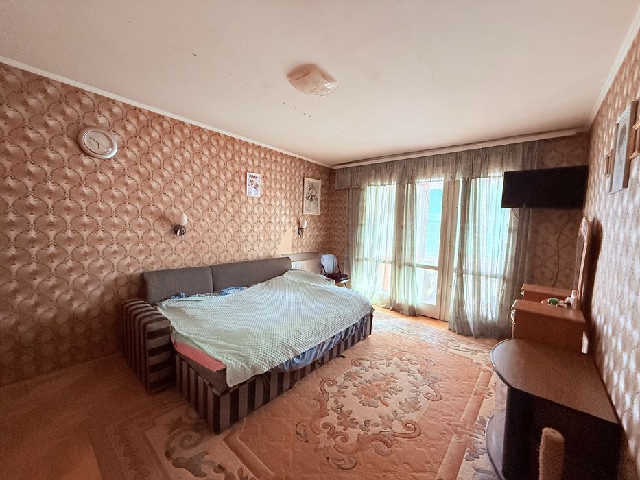 Трикімнатна квартира поряд з Дастором