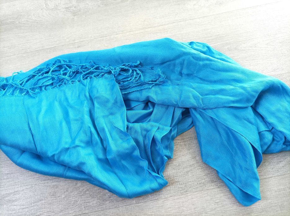 Niebieski szal z frędzlami