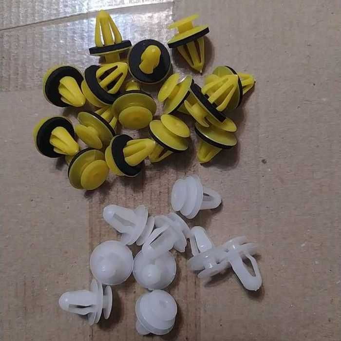 Клипсы для крепления деталей обшивки автомобиля.