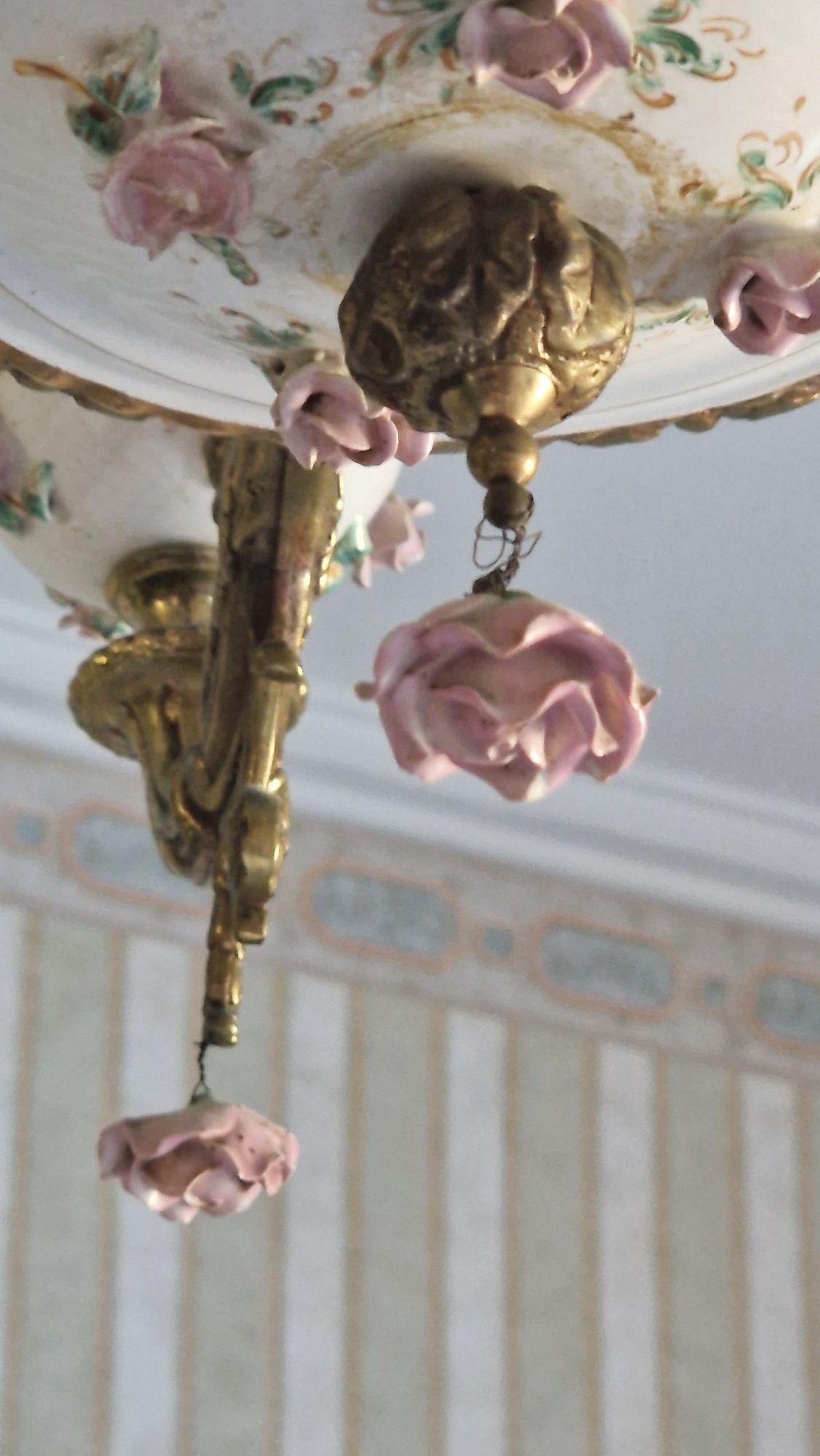 Candeeiro de Teto Vintage em Porcelana e Latão Dourado