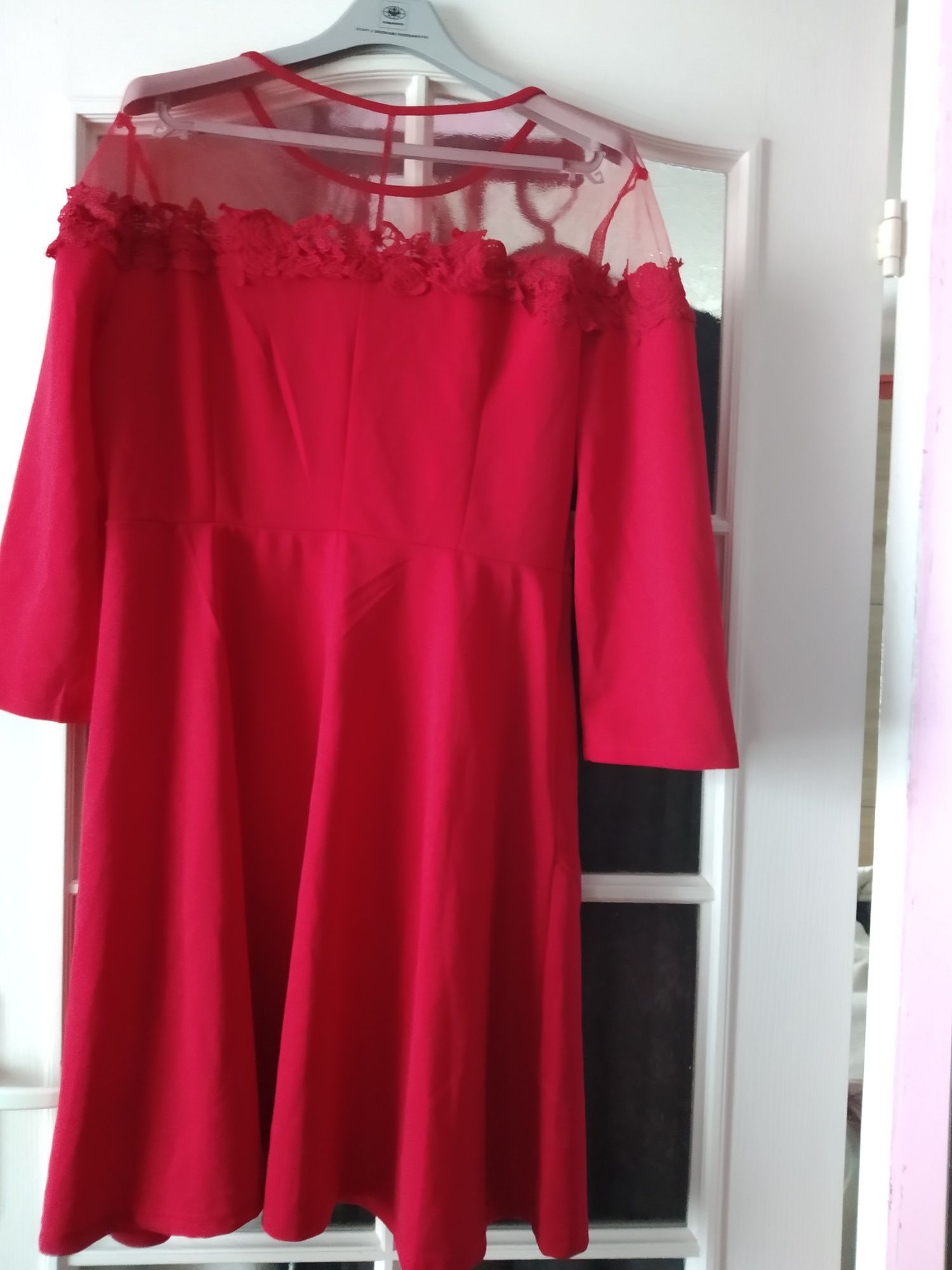 Sukienka czerwona firmy Shain