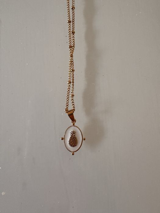 Colar com simbolo branco