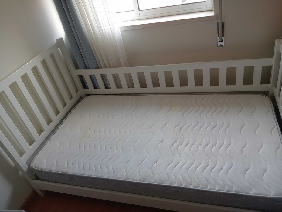 Cama de criança em madeira lacada a branco com estrado e colchão
