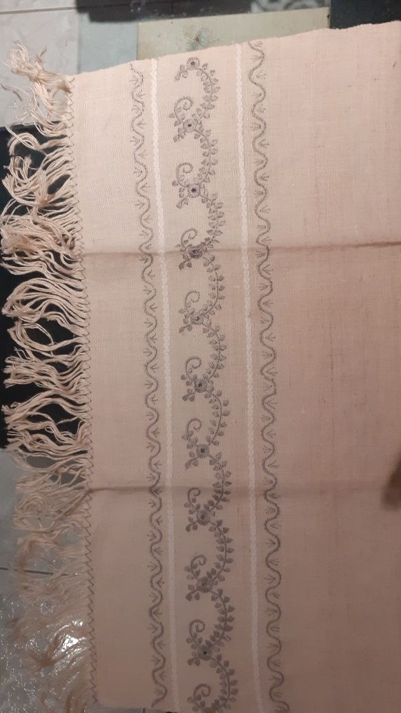 Centros de mesa em linho bordado
