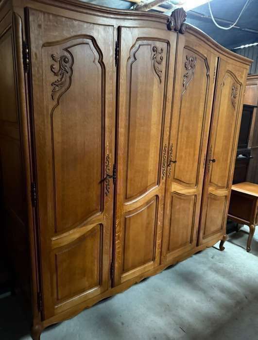 Sypialnia w stylu Ludwika-szafa,toaletka,szafki,łóżko