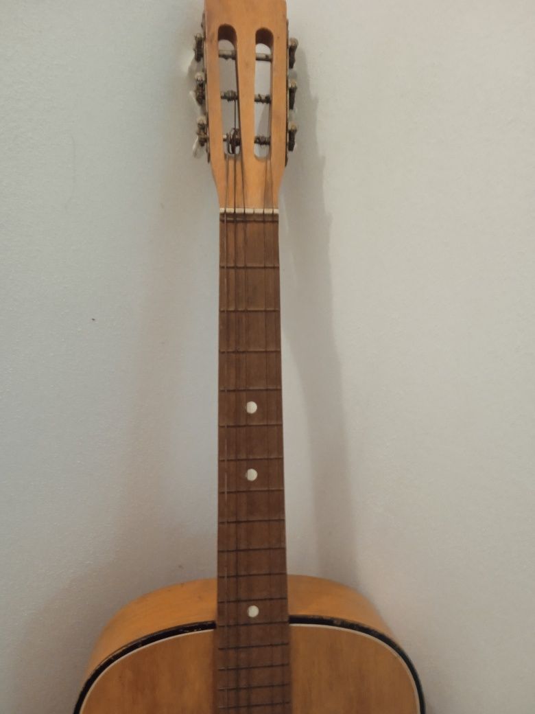 Stara duża gitara