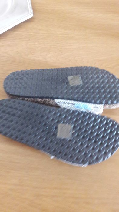 Chinelos novos com missangas