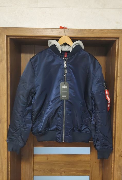 Kurtka bomberka z kapturem Alpha Industries MA-1 ZH Back EMB XXL
Rozmi