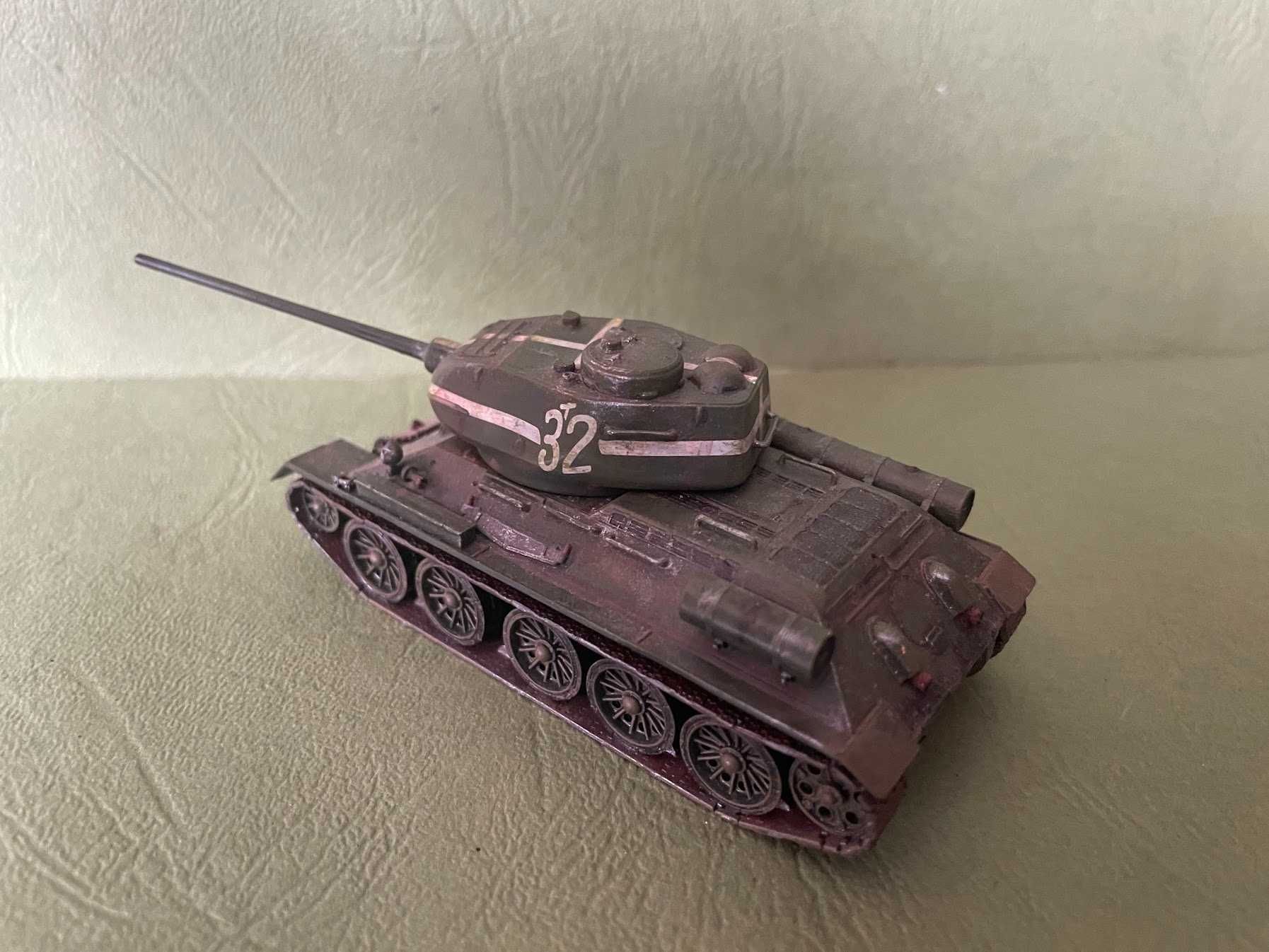 T-34/85  - model w skali 1/72