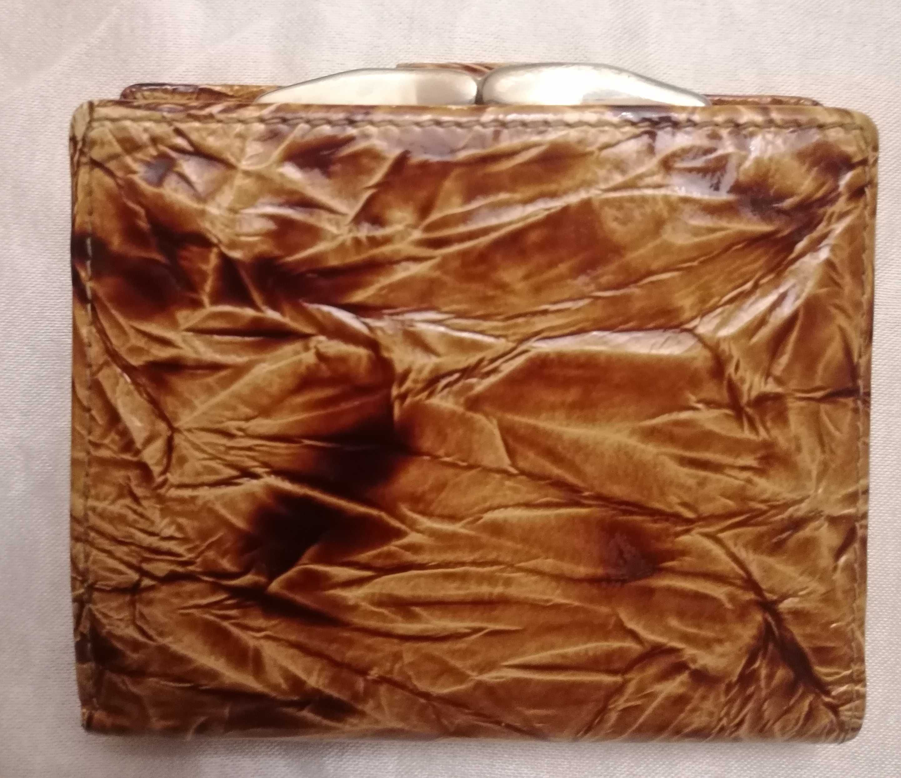 Kompaktowy portfel z lakierowanej skóry