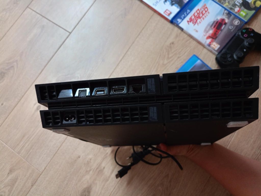 PS4 w idealnym stanie, gratis 7 gier