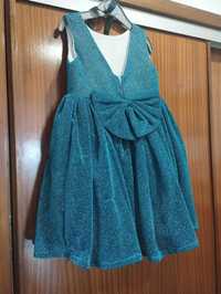 Vendo vestido de menina azul brilhante com fita