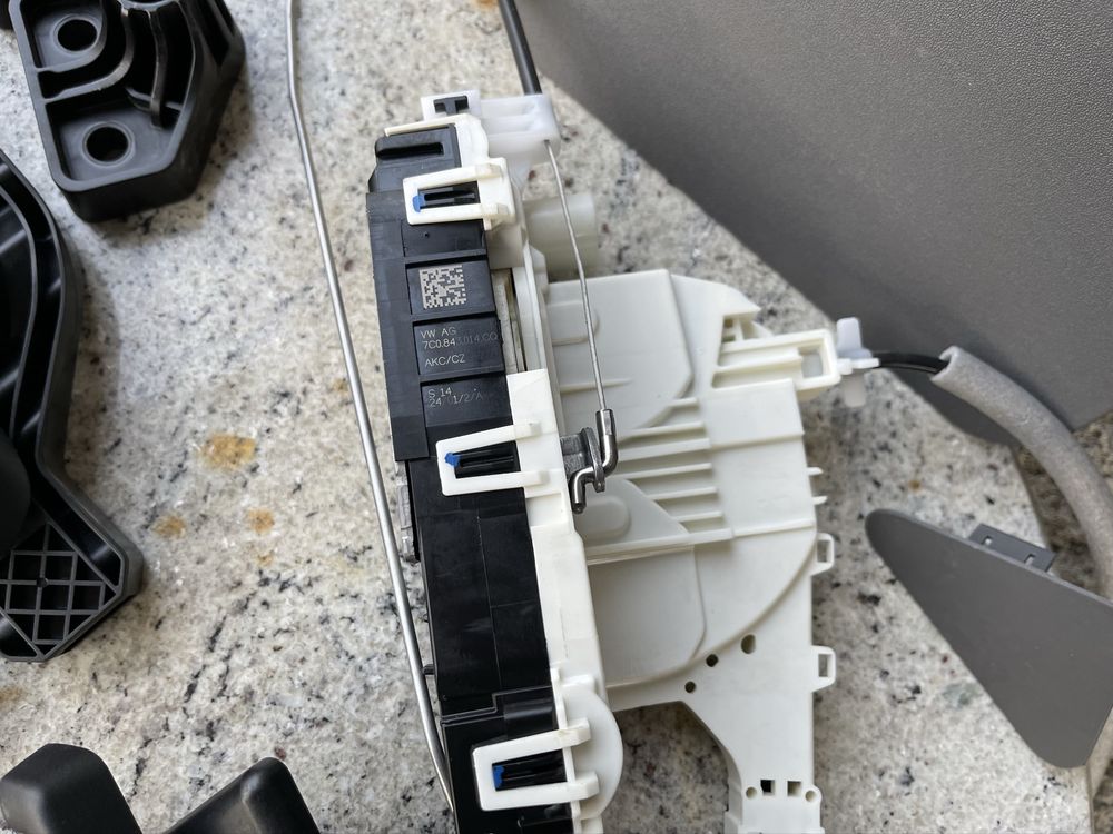 Замок ручка задніх дверей Volkswagen Crafter 2 MAN TGE