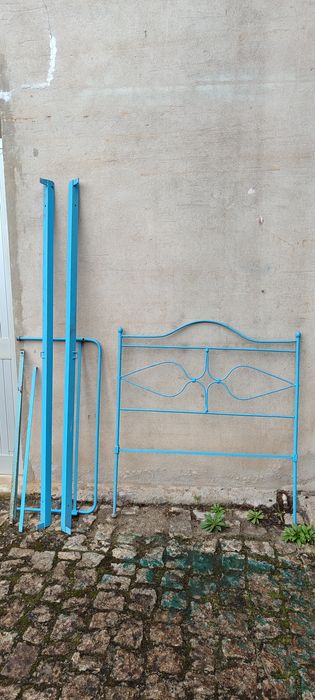 Cama de ferro antiga