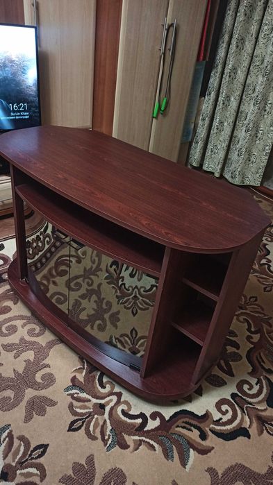 Продам тумбу під телевізор.