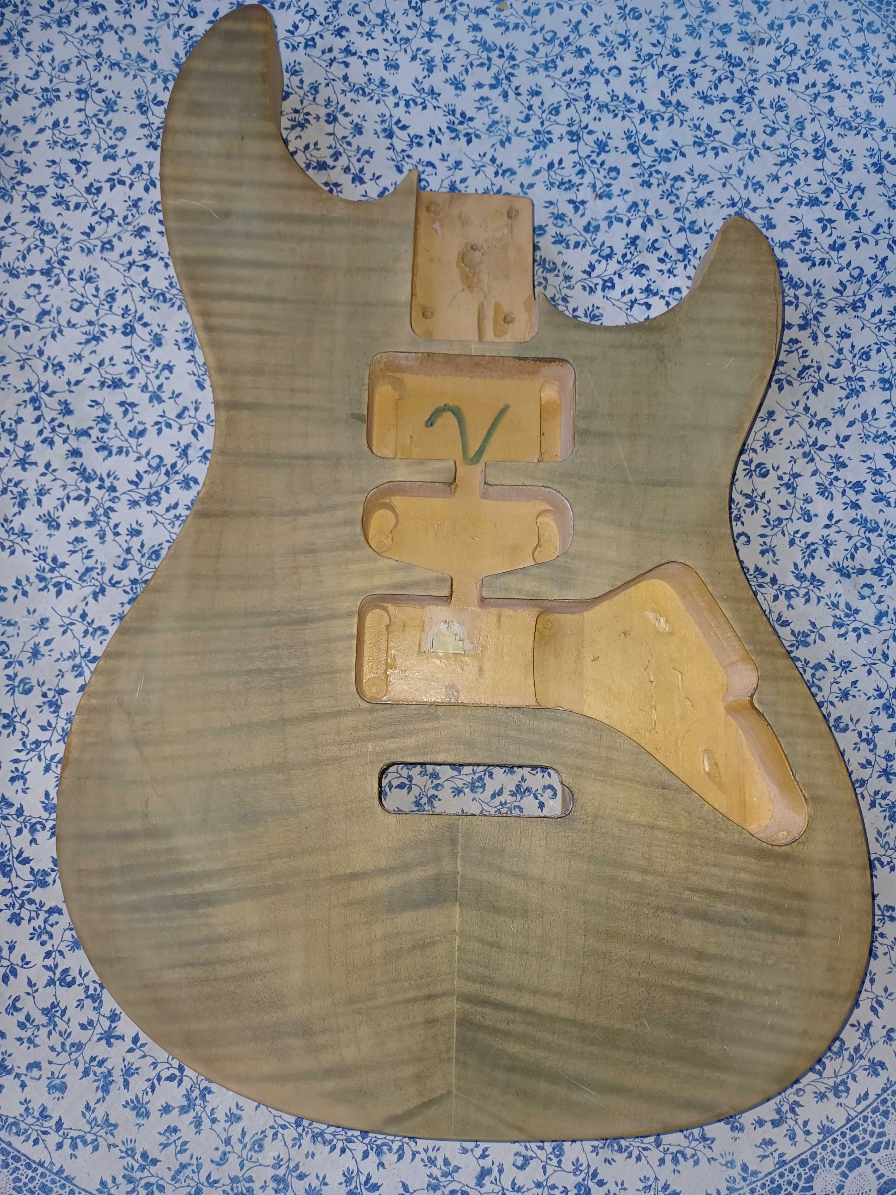 Corpo de guitarra Strat flame maple top