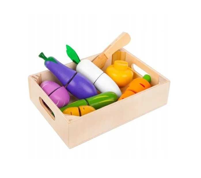 Zestaw drewnianych warzyw do krojenia na rzep w skrzynce