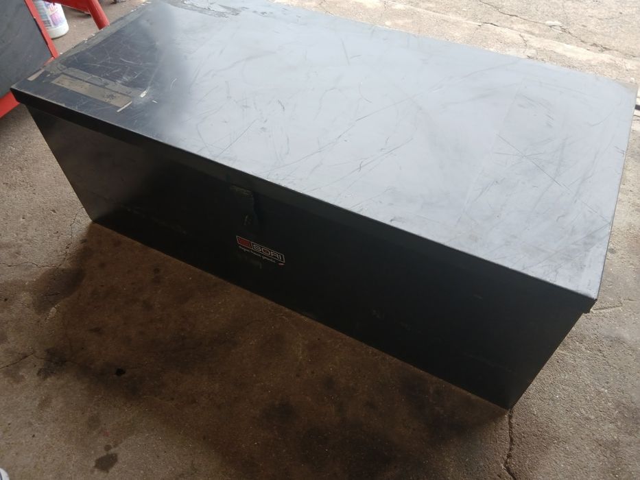 Caixa metálica cinzenta escura