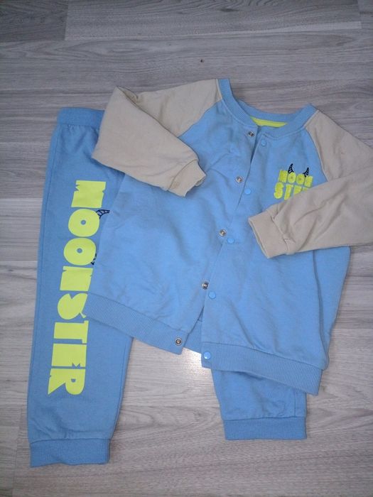 Komplet dresowy dla chłopca, rozmiar 98 cm.