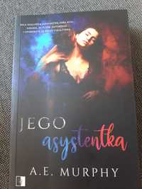 Jego asystentka A.E. Murphy