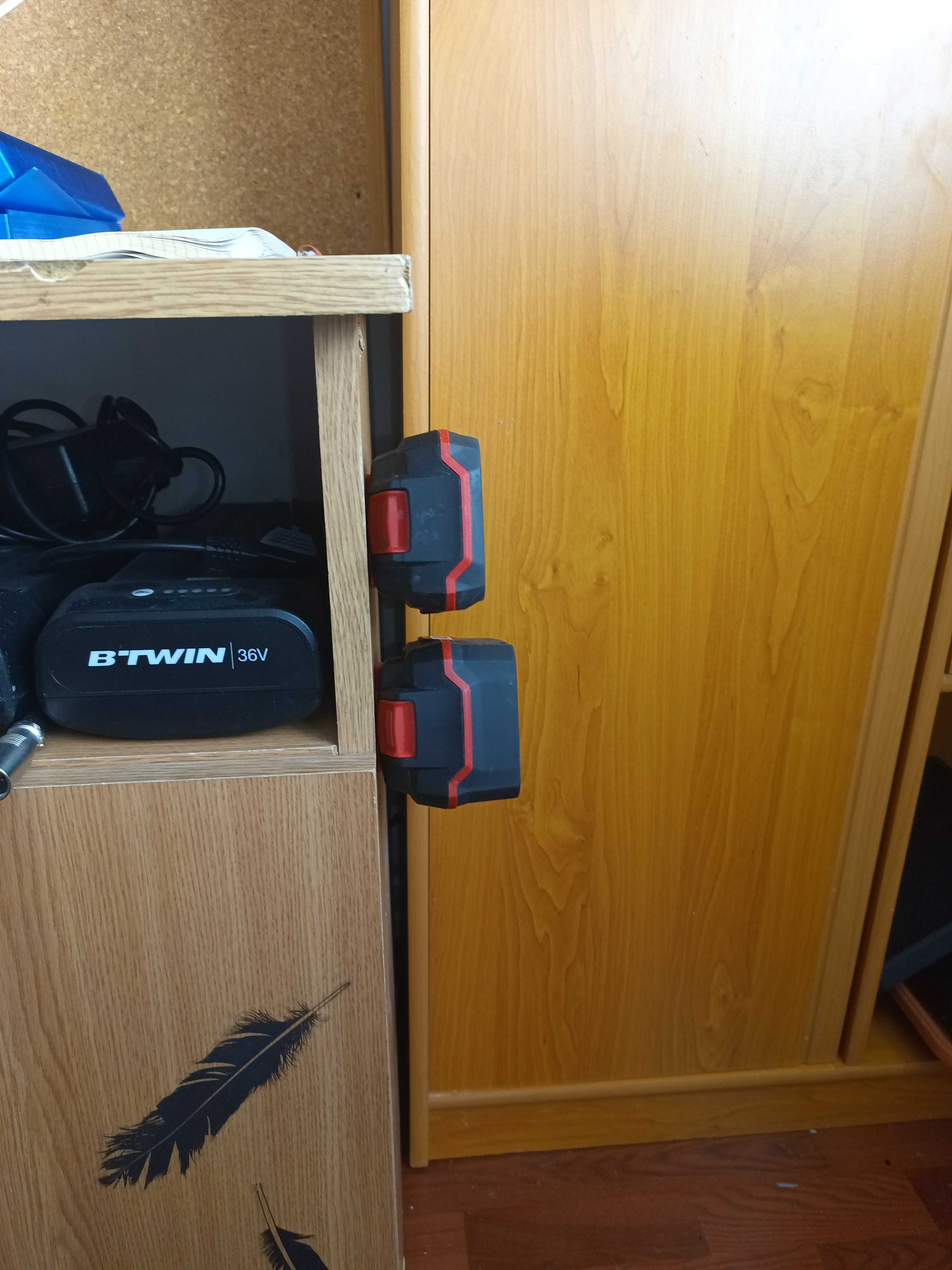 Wieszak, uchwyt do akumulatora Parkside X20V