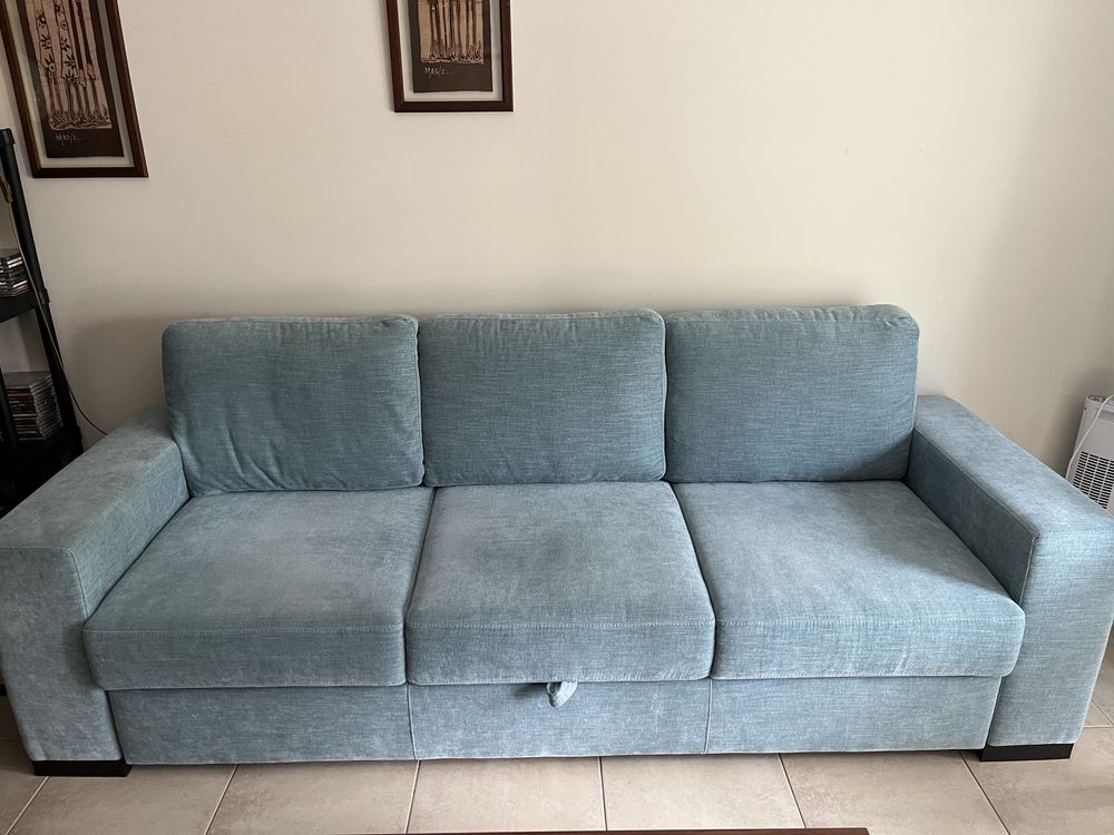 Sofá com tecido azul
