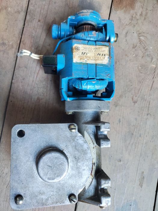 Электродвигатель (мотор) с редуктором.