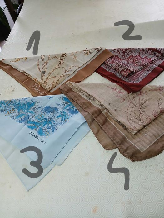 Lenços de senhora de vários tamanhos e modelos.