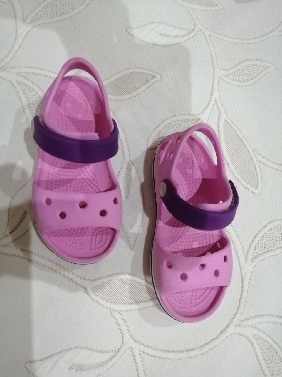 crocs sandália menina Rosa tamanho 8 corresponde  24-25